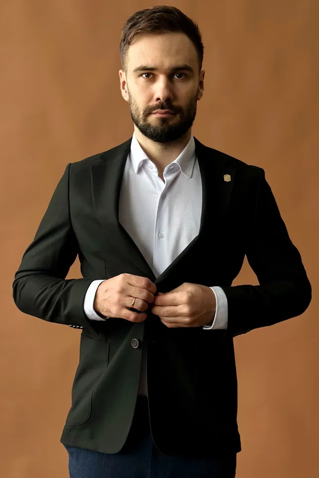 Базовий чорний піджак у чоловічому гардеробі
